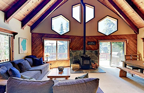 Kingswood Estates House | Tahoe Retreat: Amazing Locale Near Ski Slopes, Hiking & Lake