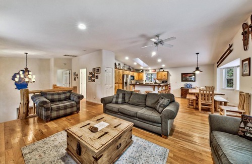 Pioneer Trail House | Tahoe Themed 3 Bedroom (plus bonus) well maintained!