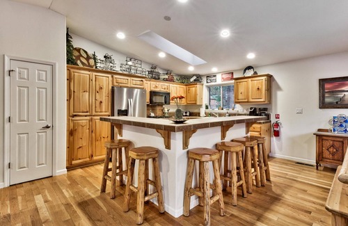 Pioneer Trail House | Tahoe Themed 3 Bedroom (plus bonus) well maintained!