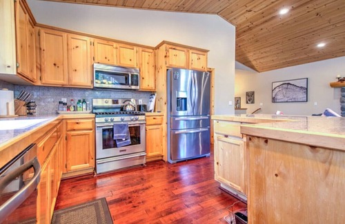 Pioneer Trail Apartment | Tahoe Tranquility - Dogs + Hot tub + Ping Pong