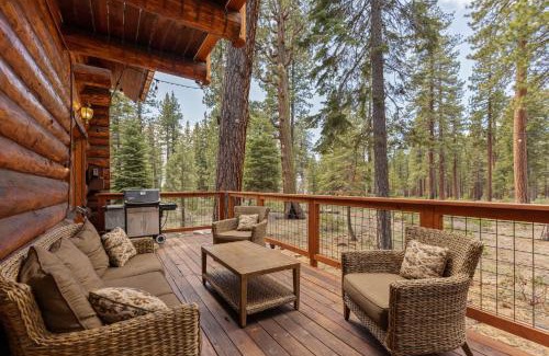 Kings Beach House | Tahoe Wanderer - 3 BR Luxury Log Cabin with Additional Loft, Private Hot Tub