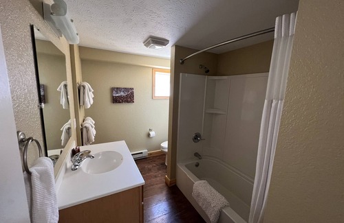 Paradise Hotel | Tahquamenon Suites Lodging - One-Bedroom Suite # 4