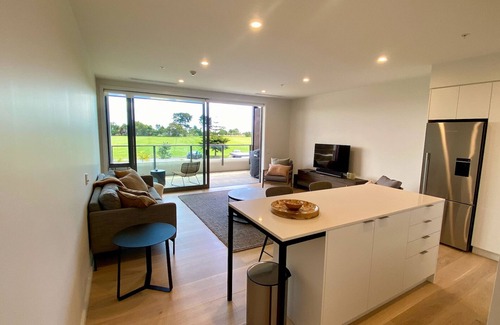 Tahunanui Apartment | Tahuna Beach Apartment - Easy walk to the beach & lots of local eateries!