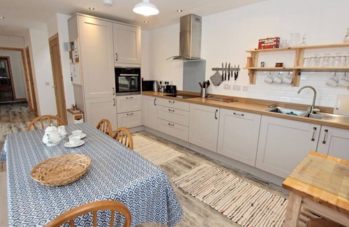 Ardroil Cottage | TAIGH THARMOID RUAIDH, pet friendly, with open fire in Timsgearraidh