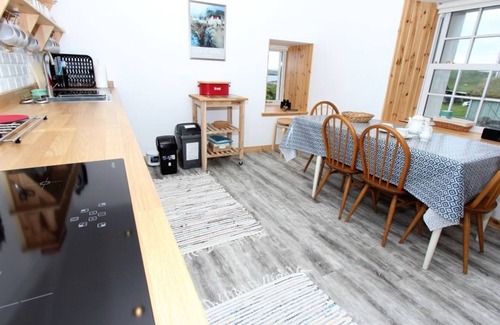 Ardroil Cottage | TAIGH THARMOID RUAIDH, pet friendly, with open fire in Timsgearraidh