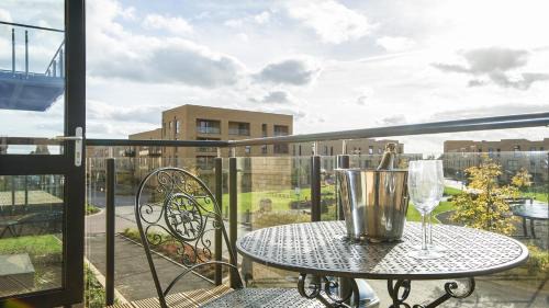 Trumpington Apartment | Tailored Stays - De Havilland House