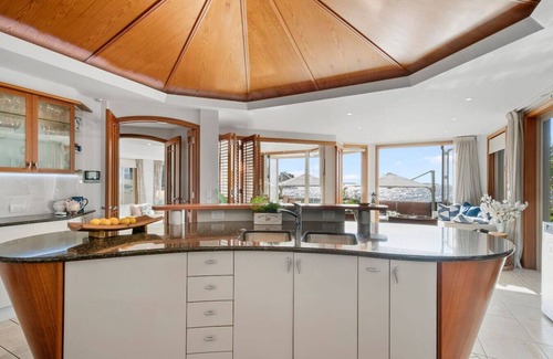 Takapuna Apartment | Takapuna Beachfront w/Stunning Views