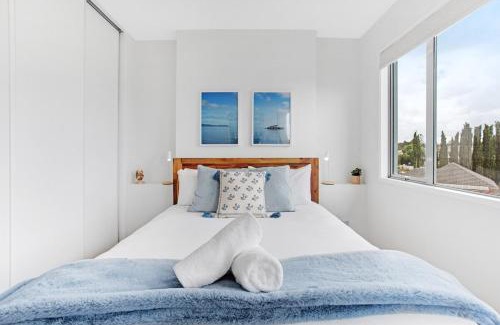 Takapuna Apartment | Takapuna Central Stylish 2BR Carpark Pool Aircon