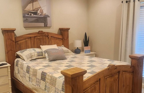 Mead House | Take a break and unwind at this peaceful lake house!