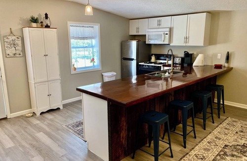 Holladay Apartment | Take a holiday in Holladay at “The Station”. Charming 1-bed room with AC, WiFi