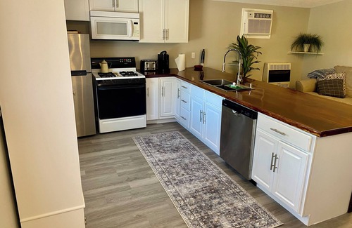 Holladay Apartment | Take a holiday in Holladay at “The Station”. Charming 1-bed room with AC, WiFi
