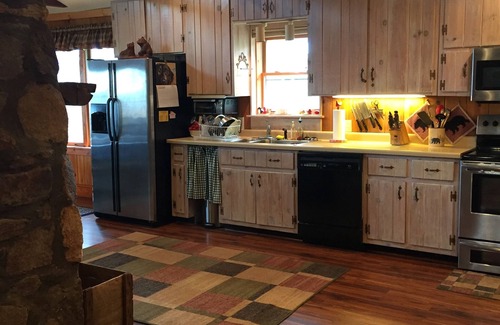 Rabun Gap Cabin | "Take A Paws" with rolling long-range view, convenient to town, and pet friendly