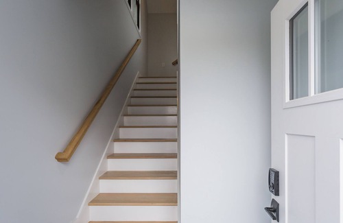 East End House | Take a Short Scenic Stroll to Five Points! WiFi, AC, Parking, TV