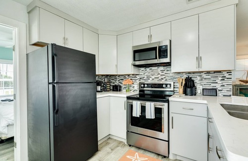 Galveston House | Take Fido to the Beach! Close to Galveston Amenities!