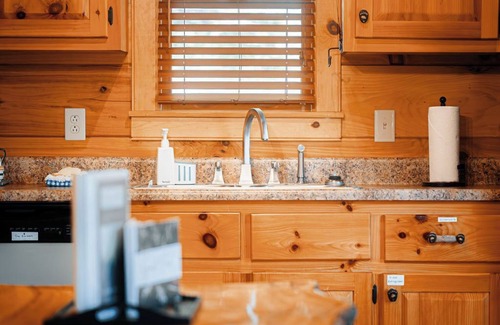 Piper Gap Cabin | Take in Nature @ Whispering Woods, Secluded and Stylish