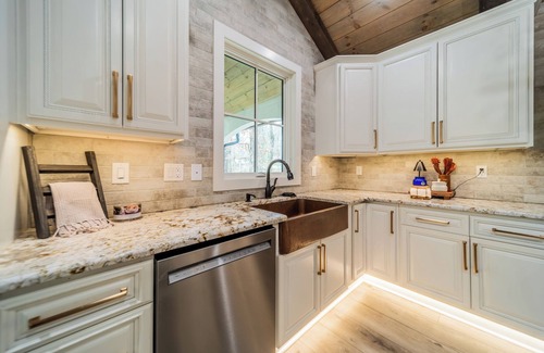 Denver House | Take it to the Bank! by AvantStay | New Pool + Hot Tub | Sleeps 16