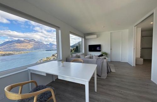 Frankton Villa | Takitimu Villa Remarkables View - Boutique Luxury, Private Bath with Stunning View