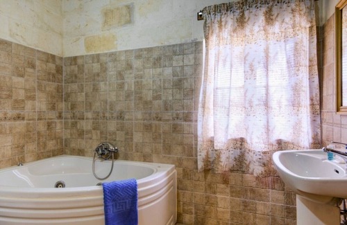 Santa Lucija Other | Tal-Kitarra Villa Sleeps 9 (4 Bedrooms)