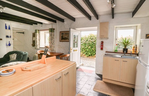Llandysul Cottage | TALIHARRIS COTTAGE, pet friendly, with open fire in Llandysul