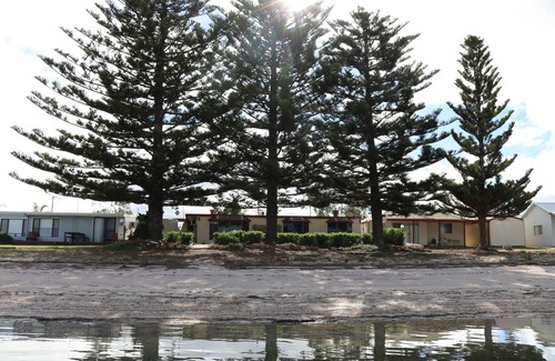 Lake Wangary House | Tall Pines Beach House, Mount Dutton Bay. Beachfront paradise.