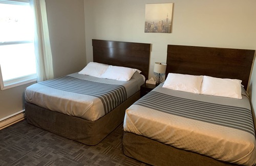Saint Claude Hotel | TaLLboys Grill & Pub Motel