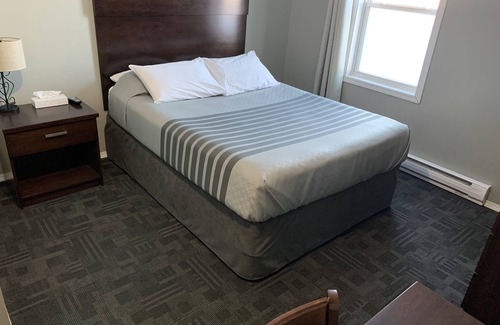 Saint Claude Hotel | TaLLboys Grill & Pub Motel