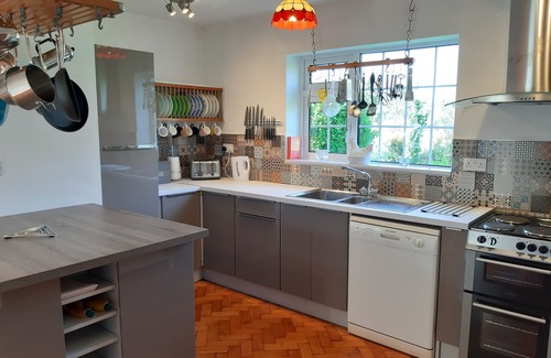 Castletownbere House | Tallon Lodge OFFERS BEST DEALS in a comfortable and welcoming detached cottage.