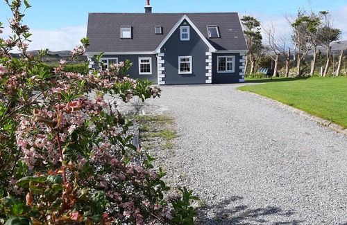 Castletownbere House | Tallon Lodge OFFERS BEST DEALS in a comfortable and welcoming detached cottage.