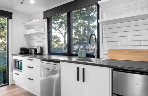 Narrawallee Apartment | Tallwood Canopy - overlooking Narrawallee Beach!