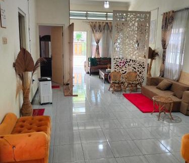 Madiun House | Taman Salak Homestay -5BR Entire House