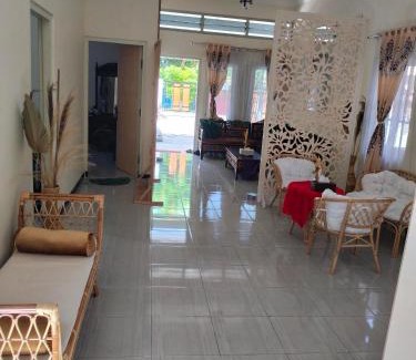 Madiun House | Taman Salak Homestay -5BR Entire House