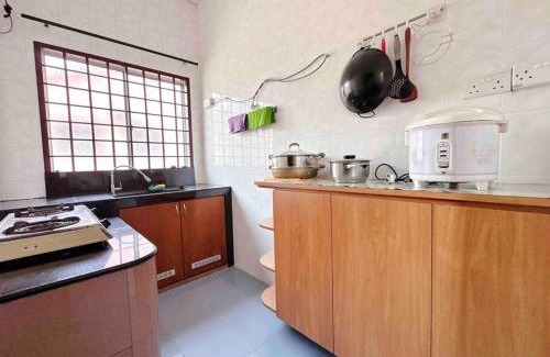 Taman Universiti House | TAMAN UNIVERSITI THREE BEDROOMS 6-10Pax UTM, SKUDAI
