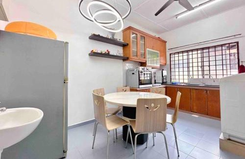 Taman Universiti House | TAMAN UNIVERSITI THREE BEDROOMS 6-10Pax UTM, SKUDAI