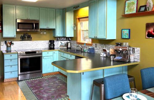 Leavenworth House | Tamarack Haus Hot Tub and EV Charging Walk Dtwn!