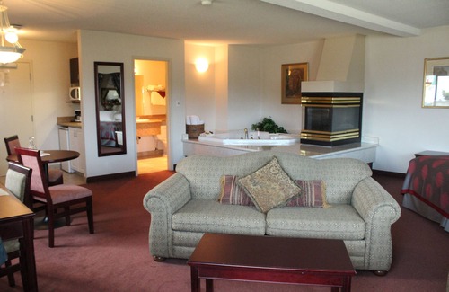 Rocky Mountain House Hotel | Tamarack Motor Inn