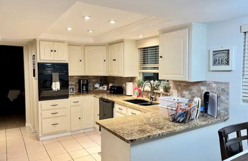 Bearss Plaza House | Tampa fun filled pool jacuzzi home Busch gardens