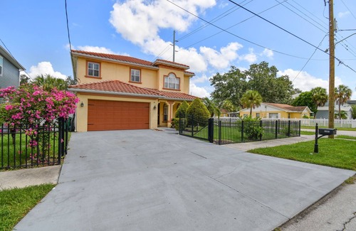 Ballast Point House | Tampa "Good Times" Home+GameRoom, Sleeps 12, 4br/3.5bth, Great Location/Backyard