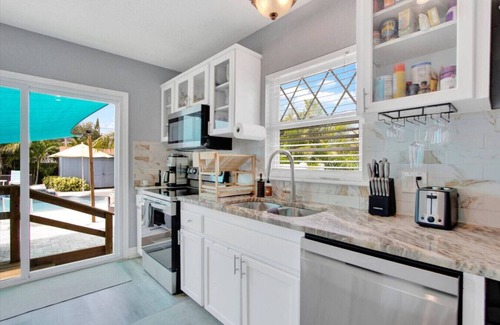Oakford Park House | Tampa Oasis: Private Pool, Hot Tub, Sauna & Ponds