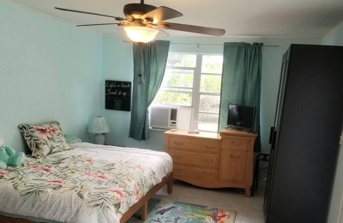 Lake Magdalene Apartment | Tampa Pool house with full bathroom, a kitchenette, near most local activities