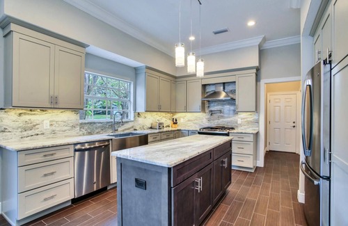 Old Seminole Heights House | ☆ Tampa Riverfront Villa ☆ Heated Pool/Hot Tub/Kayaks/Pool Table