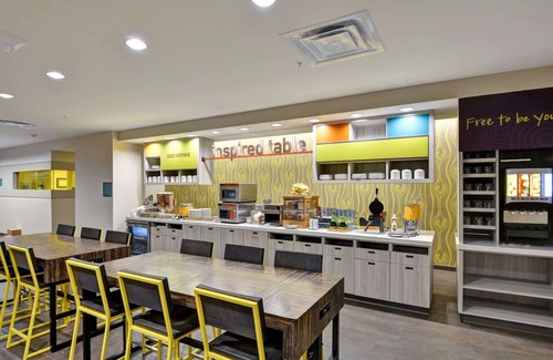 Terrace Park Hotel | Tampa’s Gem: 2 Units Near Busch Gardens. Onsite Pool, BBQ Facilities!