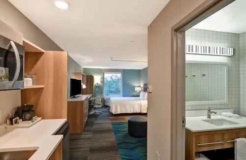 Terrace Park Hotel | Tampa’s Gem: 2 Units Near Busch Gardens. Onsite Pool, BBQ Facilities!