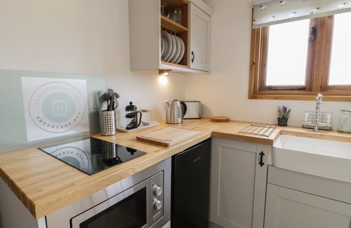 Acrefair Cottage | TAN Y CASTELL SHEPHERDS HUT, romantic, with a garden in Llangollen