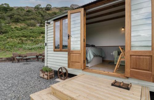 Acrefair House | Tan Y Castell Shepherds Hut