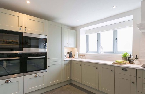 Pentraeth Cottage | Tan y Fron - a hot tub that sleeps 14 guests in 7 bedrooms