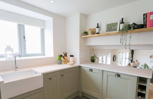 Pentraeth Cottage | Tan y Fron - a hot tub that sleeps 14 guests in 7 bedrooms