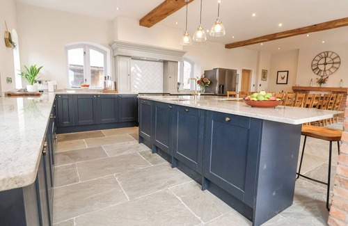 Longford Cottage | TANAT HOUSE, pet friendly, with hot tub in Trefonen