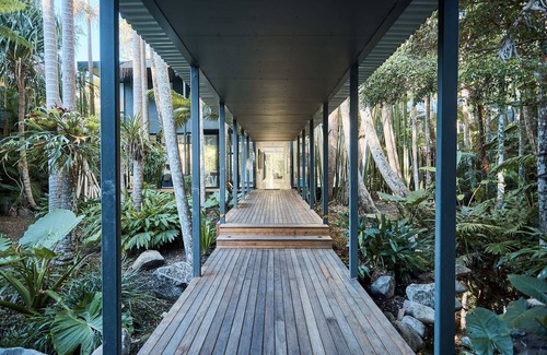 Noosa Heads House | 'Tanglewood' Luxury Architectural Home w/heated magnesium pool
