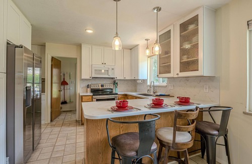 Redlands House | Tanglewood: Spacious Yard & Pet-Friendly Retreat!