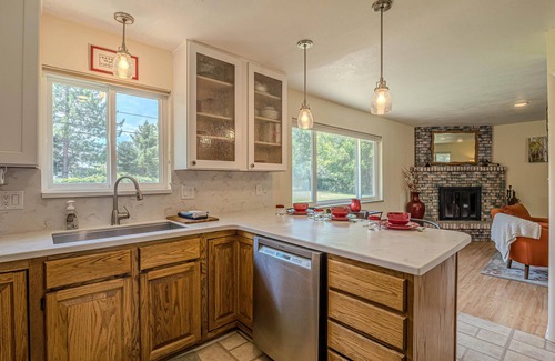 Redlands House | Tanglewood: Spacious Yard & Pet-Friendly Retreat!